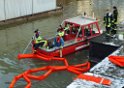 26.11.2010 Einsatz BF Koeln gesunkenes Schiff verliert Treibstoff Koeln Rheinauhafen